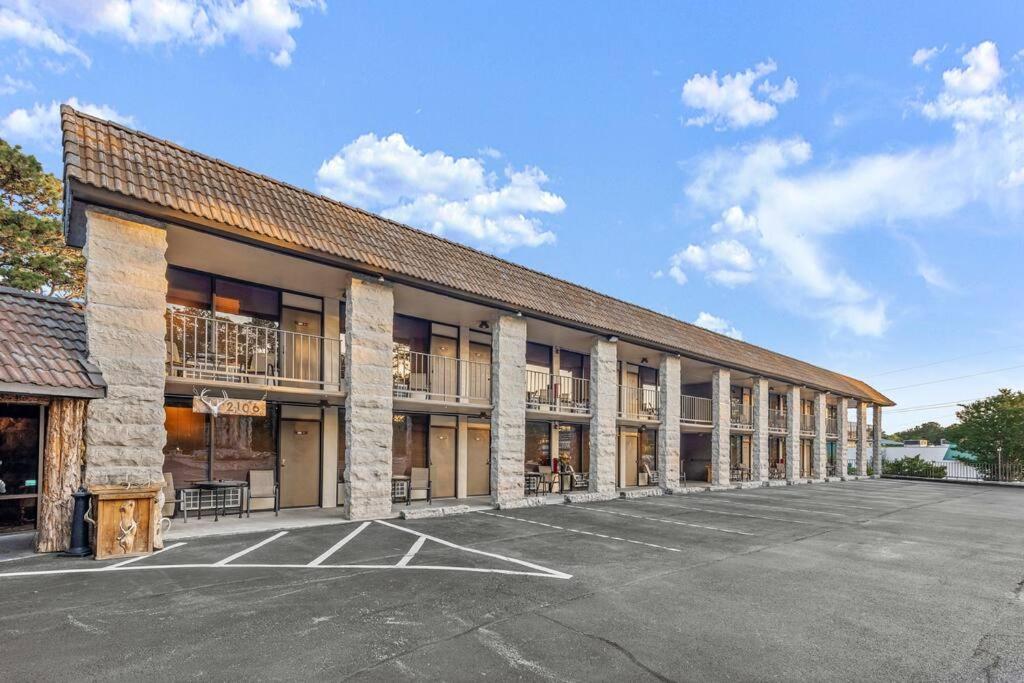 Stonegate Lodge King Bed Wifi 50 Roku Tv Salt Water Pool Room #104 يوريكا سبرينغز المظهر الخارجي الصورة